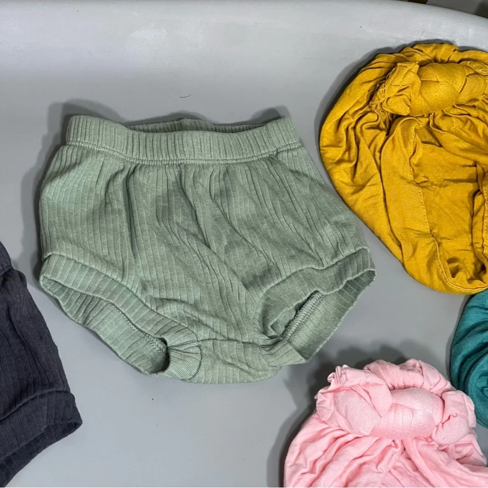 Neutral baby cat & jack Bloomers Set size newborn with boho colorful hats